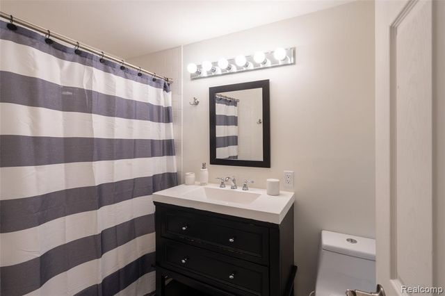 1990 Squirrel Valley Drive, Bloomfield Hills, MI 48304