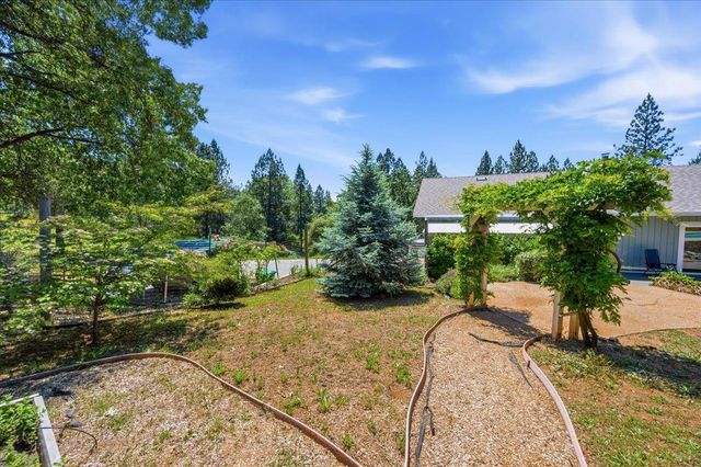 10704 Round Valley Rd, Grass Valley, CA 95949