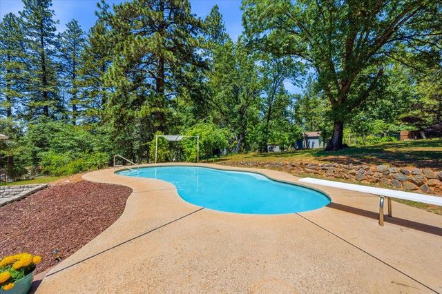 10704 Round Valley Rd, Grass Valley, CA 95949