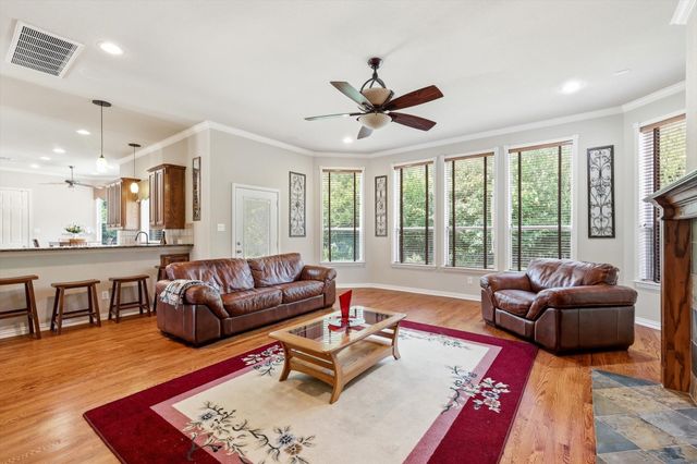 201 Fountainview Drive, Euless, TX 76039
