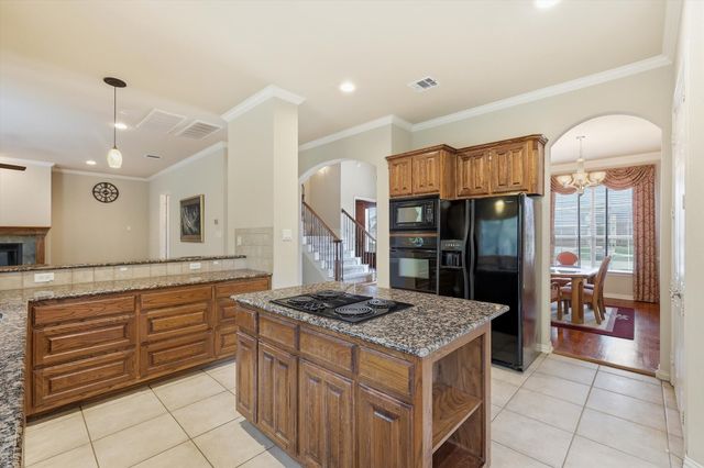201 Fountainview Drive, Euless, TX 76039