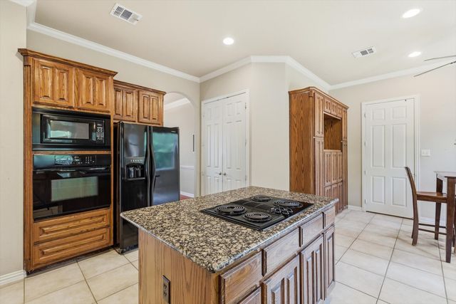 201 Fountainview Drive, Euless, TX 76039