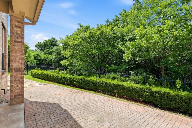 201 Fountainview Drive, Euless, TX 76039