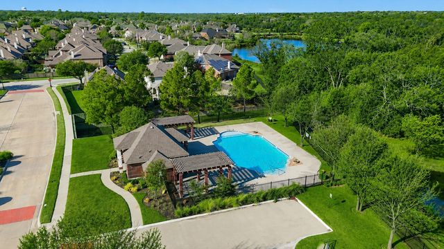 201 Fountainview Drive, Euless, TX 76039
