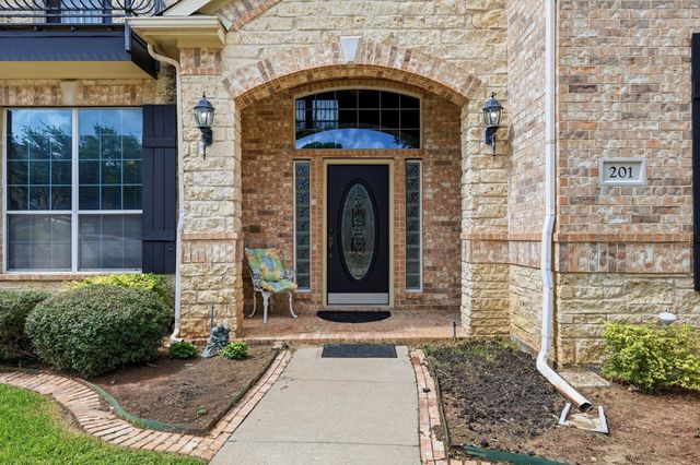 201 Fountainview Drive, Euless, TX 76039