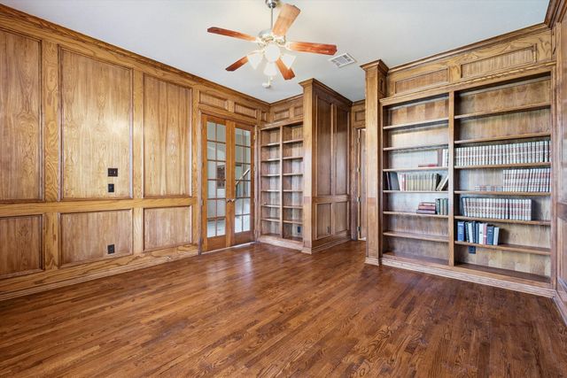201 Fountainview Drive, Euless, TX 76039
