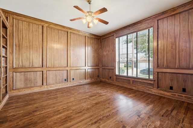 201 Fountainview Drive, Euless, TX 76039