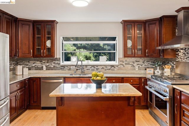 6975 Charing Cross Rd, Berkeley, CA 94705