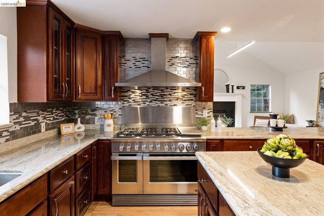 6975 Charing Cross Rd, Berkeley, CA 94705