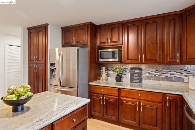 6975 Charing Cross Rd, Berkeley, CA 94705