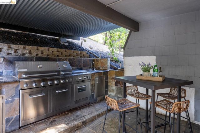 6975 Charing Cross Rd, Berkeley, CA 94705