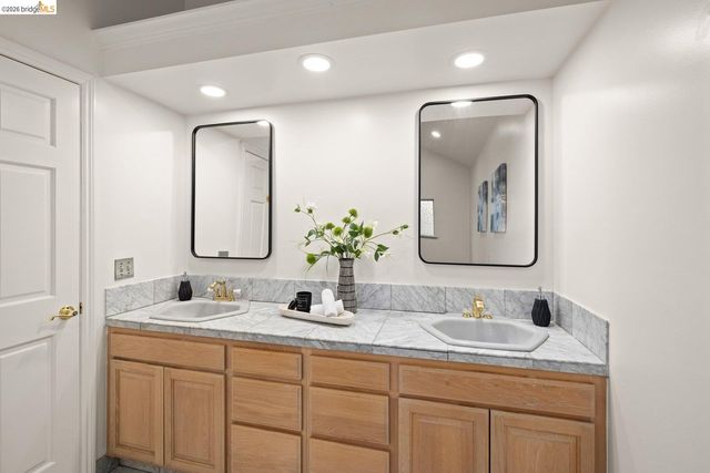 6975 Charing Cross Rd, Berkeley, CA 94705