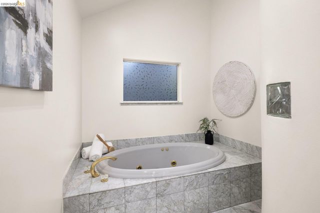 6975 Charing Cross Rd, Berkeley, CA 94705