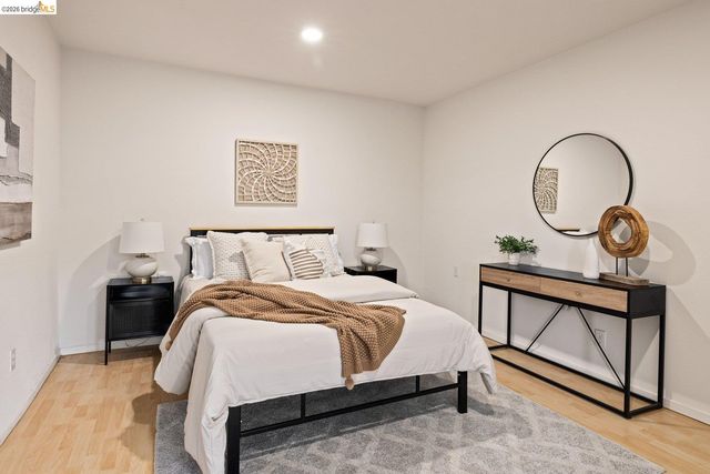 6975 Charing Cross Rd, Berkeley, CA 94705