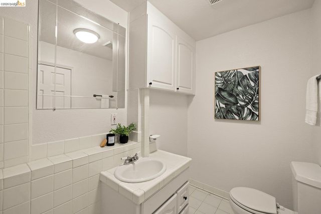 6975 Charing Cross Rd, Berkeley, CA 94705