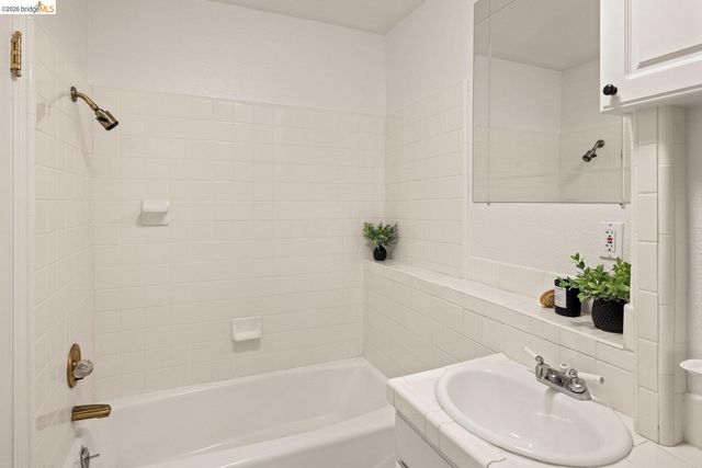 6975 Charing Cross Rd, Berkeley, CA 94705