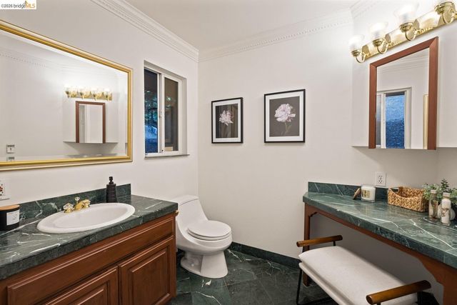 6975 Charing Cross Rd, Berkeley, CA 94705