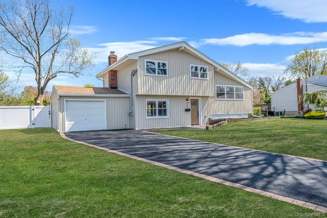 25 Greentree Drive, Oakdale, NY 11769