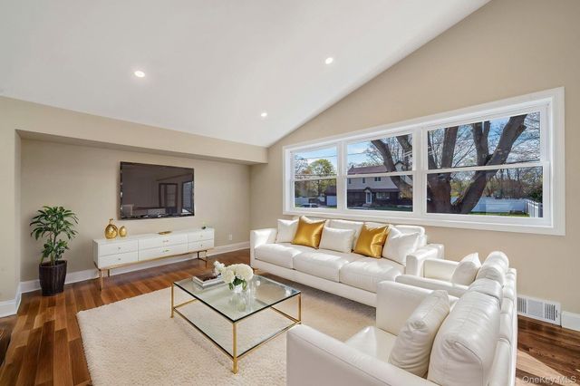 25 Greentree Drive, Oakdale, NY 11769