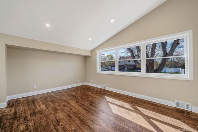 25 Greentree Drive, Oakdale, NY 11769