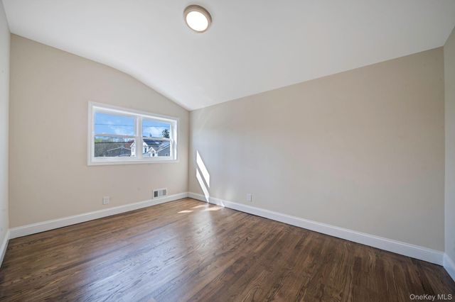 25 Greentree Drive, Oakdale, NY 11769