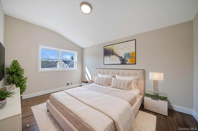 25 Greentree Drive, Oakdale, NY 11769