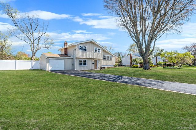 25 Greentree Drive, Oakdale, NY 11769