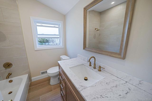 25 Greentree Drive, Oakdale, NY 11769