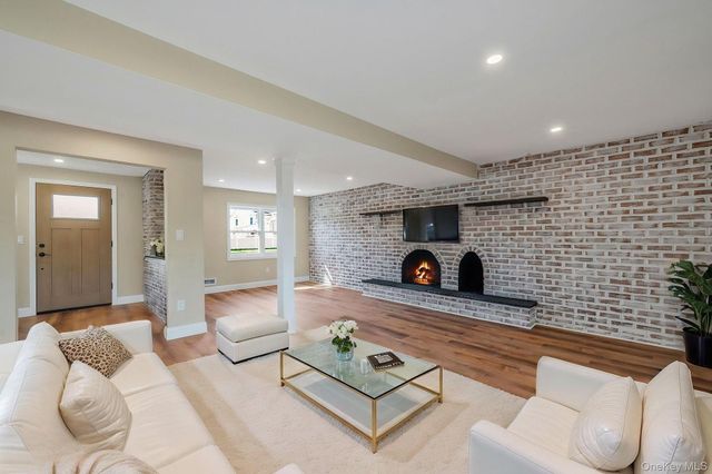 25 Greentree Drive, Oakdale, NY 11769