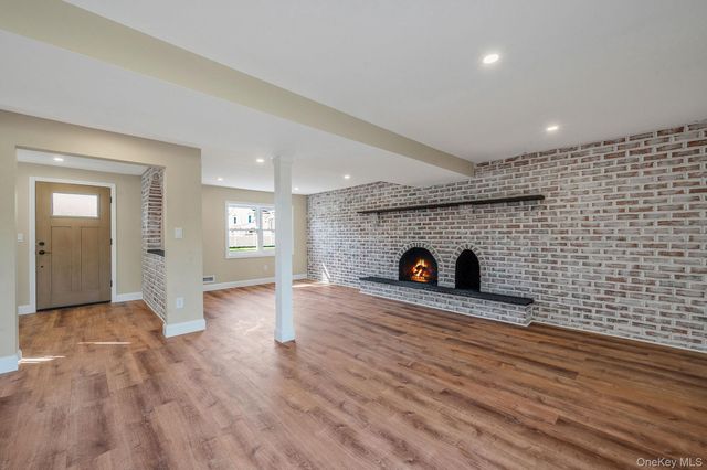 25 Greentree Drive, Oakdale, NY 11769