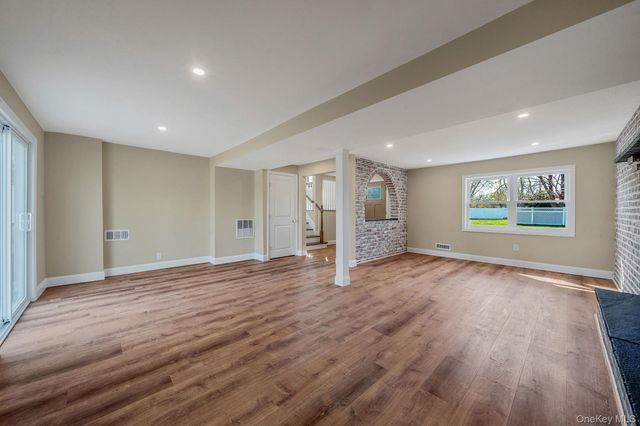 25 Greentree Drive, Oakdale, NY 11769