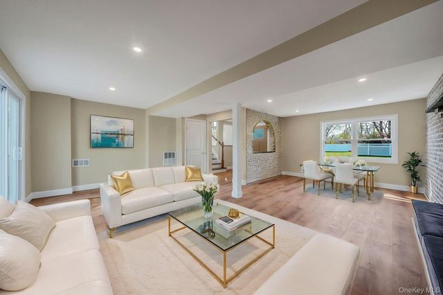 25 Greentree Drive, Oakdale, NY 11769