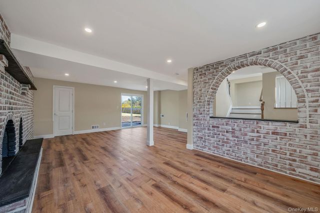 25 Greentree Drive, Oakdale, NY 11769