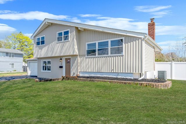 25 Greentree Drive, Oakdale, NY 11769