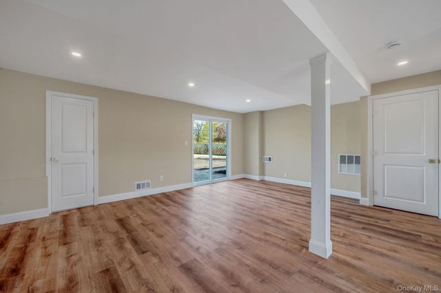 25 Greentree Drive, Oakdale, NY 11769