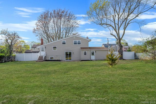 25 Greentree Drive, Oakdale, NY 11769