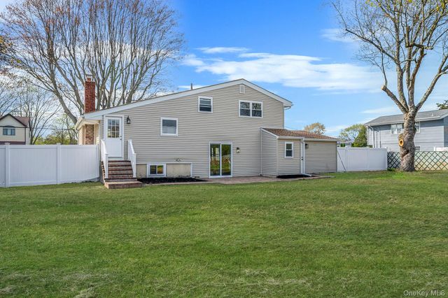 25 Greentree Drive, Oakdale, NY 11769