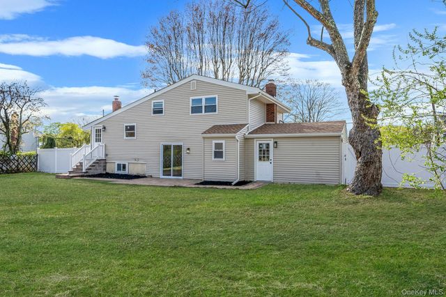 25 Greentree Drive, Oakdale, NY 11769