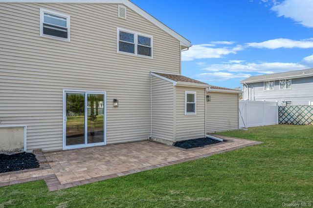 25 Greentree Drive, Oakdale, NY 11769