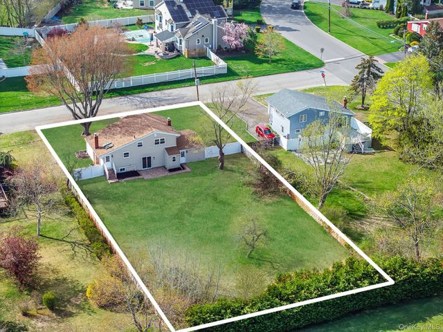 25 Greentree Drive, Oakdale, NY 11769