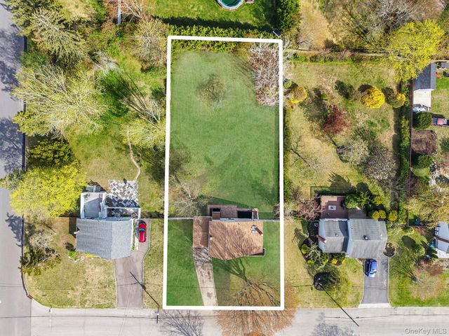 25 Greentree Drive, Oakdale, NY 11769