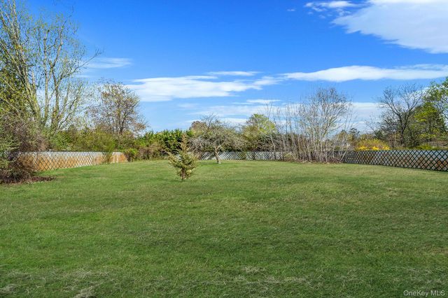 25 Greentree Drive, Oakdale, NY 11769