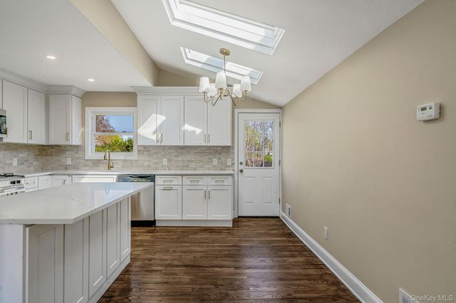 25 Greentree Drive, Oakdale, NY 11769