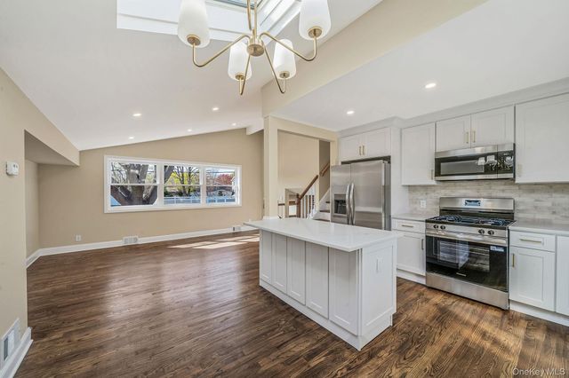 25 Greentree Drive, Oakdale, NY 11769