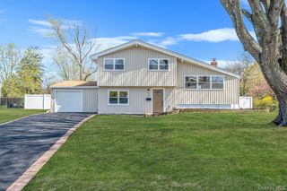 25 Greentree Drive, Oakdale, NY 11769