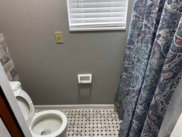 5941 Leesway Blvd, Pensacola, FL 32504