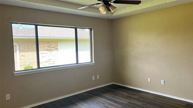 1725 Glencairn Lane, Lewisville, TX 75067