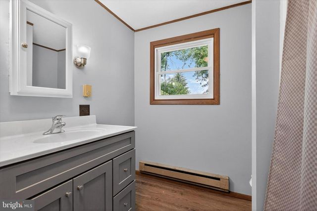 1048 CREEK RD, Manheim, PA 17545