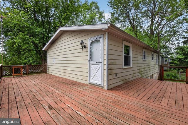1048 CREEK RD, Manheim, PA 17545