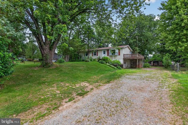 1048 CREEK RD, Manheim, PA 17545